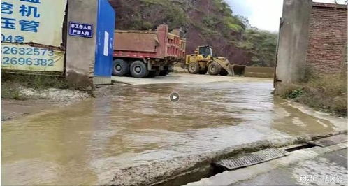 洗砂废水流入农田 四川广安邻水丰禾无名砂石厂趁天黑倾倒污泥