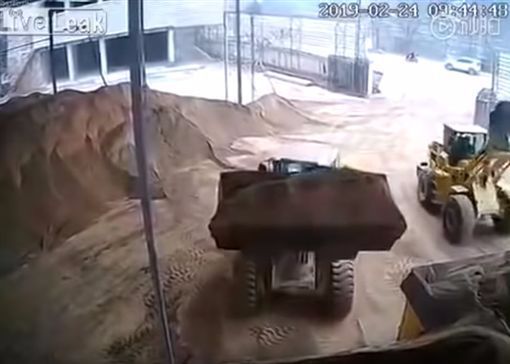 画面曝光 女工站铲车视线死角,被被铲起连同废土倒进碎石机