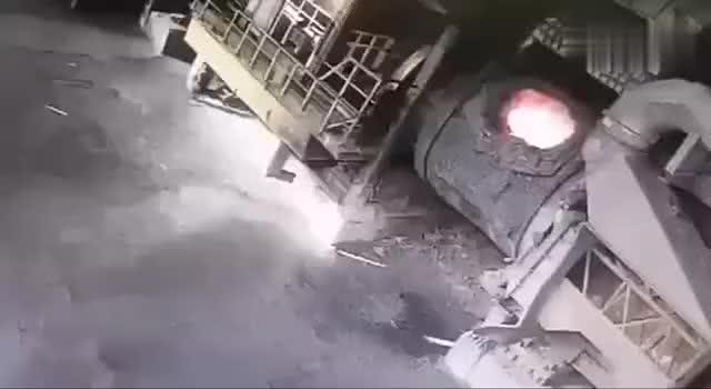 烈火惊魂 炼钢厂意外瞬间实录